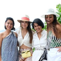 Luna Maya berfoto bersama orang-orang terdekatnya. (Foto: Instagaram/@lunamaya)