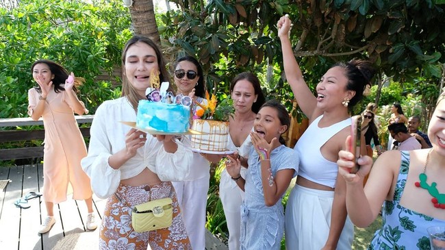 Luna Maya genap berusia 37 tahun pada 26 Agustus lalu. Untuk merayakannya, Luna menggelar sebuah acara di sebuah pantai di Bali. Luna membagikan momen tersebut di Instagram. (Foto: Instagaram/@lunamaya)