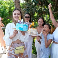 Luna Maya genap berusia 37 tahun pada 26 Agustus lalu. Untuk merayakannya, Luna menggelar sebuah acara di sebuah pantai di Bali. Luna membagikan momen tersebut di Instagram. (Foto: Instagaram/@lunamaya)