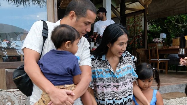 Acara tersebut turut dihadiri aktris Happy Salma beserta keluarganya. (Foto: Instagaram/@lunamaya)