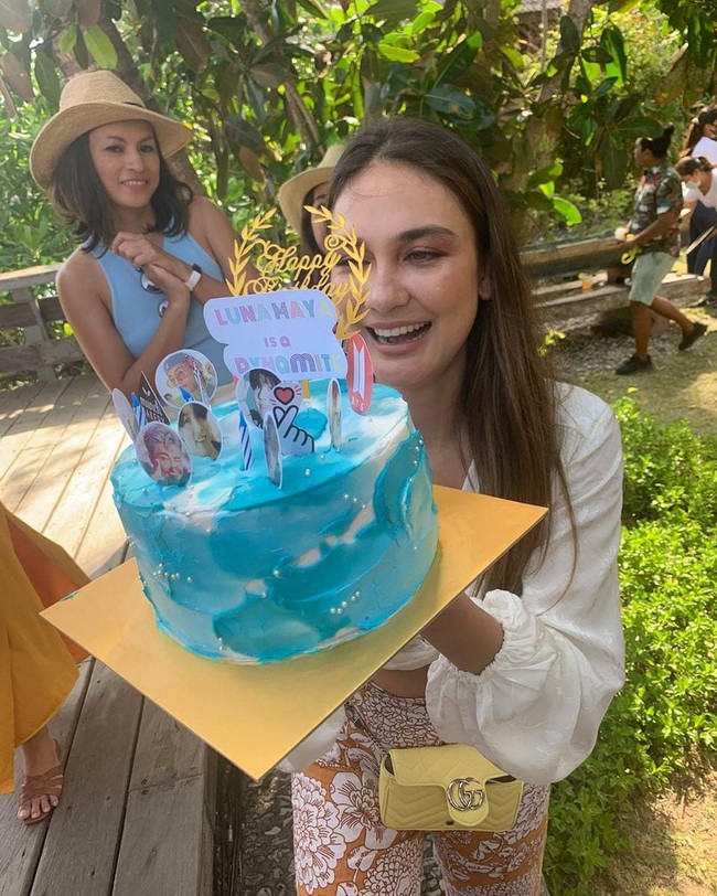 Luna Maya memakerkan kue ulang tahun yang dihiasi wajah para personel boyband favoritnya, BTS. (Foto: Instagaram/@lunamaya)