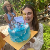 Luna Maya memakerkan kue ulang tahun yang dihiasi wajah para personel boyband favoritnya, BTS. (Foto: Instagaram/@lunamaya)