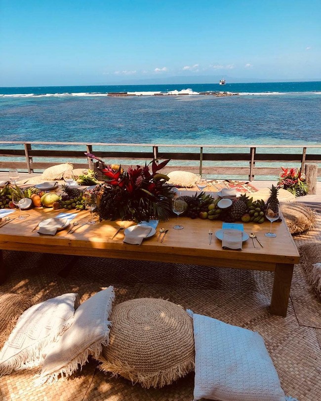 Untuk momen spesial tersebut, Luna Maya memilih dekorasi bertama tropis yang sesuai dengan suasana di pantai tersebut. (Foto: Instagaram/@lunamaya)