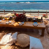 Untuk momen spesial tersebut, Luna Maya memilih dekorasi bertama tropis yang sesuai dengan suasana di pantai tersebut. (Foto: Instagaram/@lunamaya)