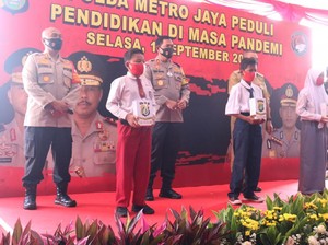 Dukung Belajar Online, Polda Metro Bagikan 1.500 Modem ke Siswa Tak Mampu