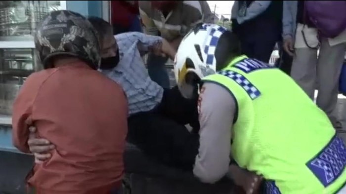 Polisi Bantu Penumpang TransJ yang Jatuh Sakit di Halte Sumur Bor Cengkareng