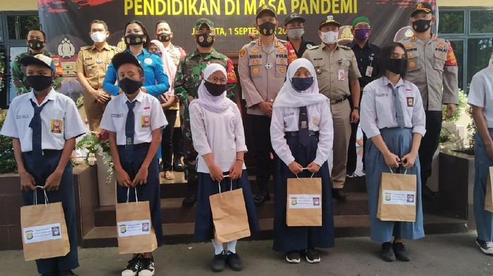 Polres Jaksel bagikan 100 modem gratis untuk mendukung PJJ