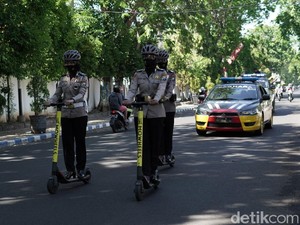 Belasan Polwan Kota Probolinggo Bagikan Sembako dan Masker
