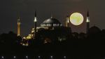 Potret Purnama di Atas Hagia Sophia