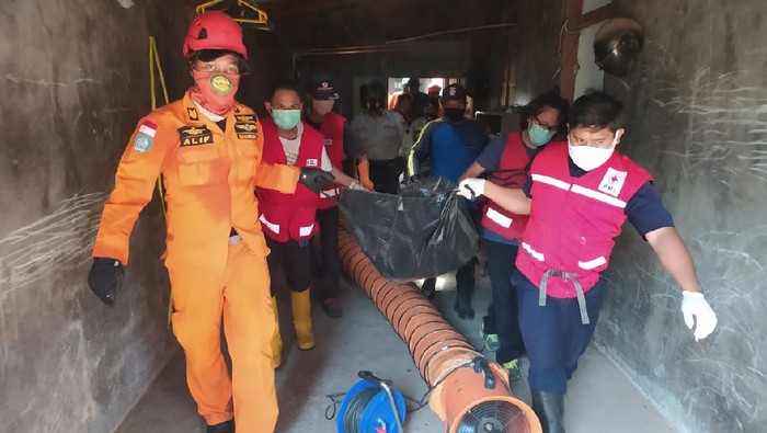 Proses evakuasi jenazah Fahru Rozi dari dalam sumur di Jepara