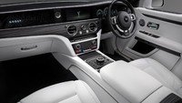 Di dalamnya, Rolls-Royce telah mengembangkan ruang yang sangat senyap sekali. Hampir tidak ada sumber suara tidak penting yang dapat mengganggu penumpang di dalamnya. Selain itu, Ghost sudah mencakup sistem canggih seperti bantuan penglihatan pejalan kaki dan hewan liar siang dan malam hari, empat kamera dengan panoramic view, all-round visibility dan helicopter view, active cruise control, collision warning, cross-traffict warning, lane departure and lane change warning, Wi-Fi hotspot, dan self-parking. Foto: Rolls-Royce