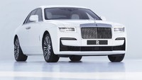 Fitur inovatif Rolls-Royce Ghost lainnya ada pada bagian kaki-kakinya yang menggunakan Planar Suspension System. Sistem ini menggunakan kamera untuk membaca jalan dan menyiapkan tekanan suspensi yang tepat ketika melibasnya. Planar Suspension System terintegrasi dengan Magic Carpet Ride suspension system, self-leveling, dan high-volume air suspension technology. Foto: Rolls-Royce