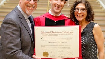 Zuckerberg juga selalu berbakti pada kedua orang tuanya. Ini saat mereka merayakan gelar sarjana kehormatan Zuckerberg dari Universitas Harvard. Foto: Instagram