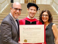 Beda Gaya Ronaldo dan Zuckerberg di Medsos