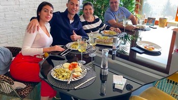 Ronaldo mencintai orang tuanya seperti tampak dalam foto kebersamaan mereka ini. Foto: Instagram