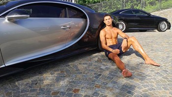 Ronaldo tidak jarang memamerkan hartanya seperti mobil-mobil super mewah ini. Foto: Instagram