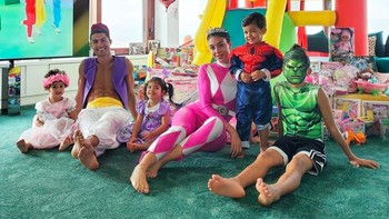Kekompakan keluarga Ronaldo dapat dilihat dalam foto ini ketika merayakan ulang tahun putrinya. Foto: Instagram