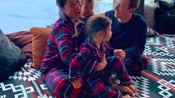 Tak berbeda dengan Zuckerberg yang juga seorang ayah penyayang. Ini penampilannya saat piknik bersama istri dan dua anaknya. Foto: Instagram