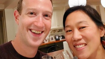 Zuckerberg juga amat sering memajang foto bersama istrinya, Priscilla Chan. Beda dengan Ronaldo, gaya mereka cenderung apa adanya. Foto: Instagram