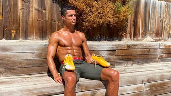 Cristiano Ronaldo yang berusia 35 tahun merupakan megabintang sepakbola yang merumput bersama Juventus dan juga seorang selebriti yang tampan dan seksi. Ia juga kaya raya untuk ukuran atlet, sudah mengumpulkan USD 1 miliar. Wajar jika di Instagram, ia banyak menonjolkan gaya hidupnya yang glamour, seperti terlihat dalam foto ini. Akun Instagram Ronaldo amat populer dengan 237 juta follower. Foto: Instagram