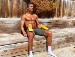 Beda Gaya Ronaldo dan Zuckerberg di Medsos