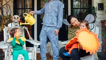 Zuckerberg juga kadang berkostum lucu bersama anak-anaknya, ini pada saat merayakan Halloween. Foto: Instagram