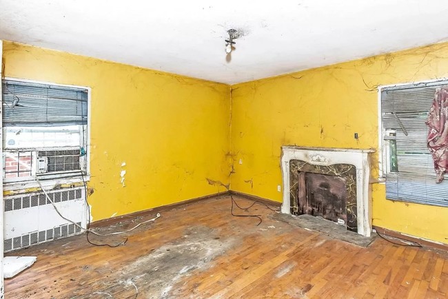 Seperti dikutip dari House Beautiful, rumah ini sudah dibangun sejak tahun 1945 dan saat ini seperti yang dapat terlihat, bagian dalamnya sudah hancur dan memprihatinkan. Foto: Facebook / PG Real Estate and Foreclosures