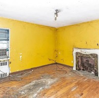 Seperti dikutip dari House Beautiful, rumah ini sudah dibangun sejak tahun 1945 dan saat ini seperti yang dapat terlihat, bagian dalamnya sudah hancur dan memprihatinkan. Foto: Facebook / PG Real Estate and Foreclosures