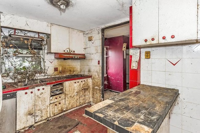 Bagian dalam rumah ini terlihat sangat berantakan dan tidak terurus. Apakah ini mengingatkanmu dengan rumah-rumah di film horror? Foto: Facebook / PG Real Estate and Foreclosures