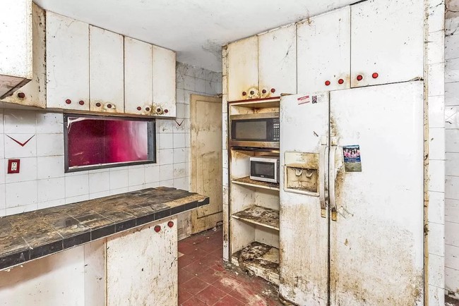 Setelah masuk dan melihat keadaan di dalam rumah, kamu mungkin akan berpikir dua kali untuk membelinya. Pasalnya bagian dalam rumah terlihat sangat menyeramkan. Foto: Facebook / PG Real Estate and Foreclosures