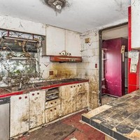 Bagian dalam rumah ini terlihat sangat berantakan dan tidak terurus. Apakah ini mengingatkanmu dengan rumah-rumah di film horror? Foto: Facebook / PG Real Estate and Foreclosures