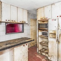 Setelah masuk dan melihat keadaan di dalam rumah, kamu mungkin akan berpikir dua kali untuk membelinya. Pasalnya bagian dalam rumah terlihat sangat menyeramkan. Foto: Facebook / PG Real Estate and Foreclosures