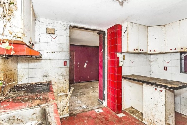 Marketing penjualan rumah ini sendiri telah menuliskan keterangan bahwa rumah ini tidak bisa ditinggali. Foto: Facebook / PG Real Estate and Foreclosures