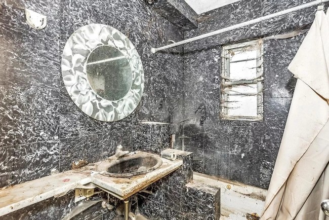 Rumah ini memiliki fasilitas berupa 4 kamar tidur, 2 kamar mandi, dan ruang bawah tanah. Namun tentu saja semua itu perlu diperbaiki terlebih dahulu sebelum ditinggali. Foto: Facebook / PG Real Estate and Foreclosures