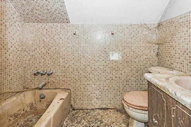 Begini penampakan seram toilet yang berada di dalam rumah. Cukup lengkap sih ada bathub, closet, dan juga wastafel, tapi.. Foto: Facebook / PG Real Estate and Foreclosures