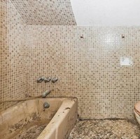 Begini penampakan seram toilet yang berada di dalam rumah. Cukup lengkap sih ada bathub, closet, dan juga wastafel, tapi.. Foto: Facebook / PG Real Estate and Foreclosures