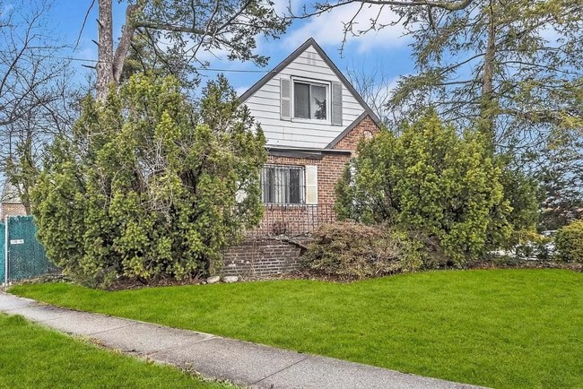 Sebuah rumah yang terletak di Queens, Amerika Serikat, saat ini tengah dipasarkan dengan harga yang cukup fantantis, yaitu sekitar Rp 12 miliar. Dari luar, rumah ini terlihat baik-baik saja, tetapi tunggu sampai kamu masuk dan melihat keadaan di dalam rumah. Foto: Facebook / PG Real Estate and Foreclosures