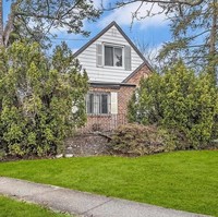 Sebuah rumah yang terletak di Queens, Amerika Serikat, saat ini tengah dipasarkan dengan harga yang cukup fantantis, yaitu sekitar Rp 12 miliar. Dari luar, rumah ini terlihat baik-baik saja, tetapi tunggu sampai kamu masuk dan melihat keadaan di dalam rumah. Foto: Facebook / PG Real Estate and Foreclosures