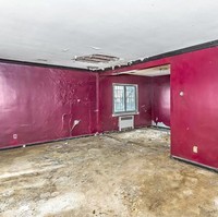 Rumah menyeramkan ini tengah dipasarkan di situs penjualan rumah Douglas Elliman. Marketingnya yang bernama Wachracai (Kenny) Thongpanich menjelaskan bahwa rumah ini memang sengaja ditujukan untuk investasi dan dibangun kembali. Foto: Facebook / PG Real Estate and Foreclosures