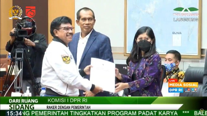 Setelah dinanti, akhirnya Indonesia dalam waktu dekat akan memiliki Undang-Undang Pelindungan Data Pribadi. Seluruh fraksi di Komisi I DPR RI menyatakan satu suara untuk membahas RUU Pelindungan Data Pribadi bersama pemerintah.