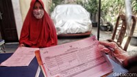 Petugas BPS (Badan Pusat Statistik) Jakarta Utara melakukan verifikasi pendataan warga saat melakukan Sensus Penduduk di kawasan Kebon Bawang, Jakarta Utara, Selasa (1/9/2020).  