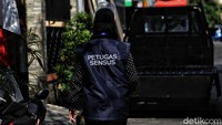 Begitu pun Petugas Sensus (PS) dibekali protokol kesehatan sebagai langkah pencegahan penyebaran COVID-19.   