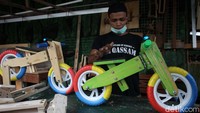 Balance bike sering disebut juga push bike, kick bike, adalah sepeda roda dua tanpa pedal (kayuhan), tanpa rantai dan sistem penggerak, yang dirancang untuk anak kecil.