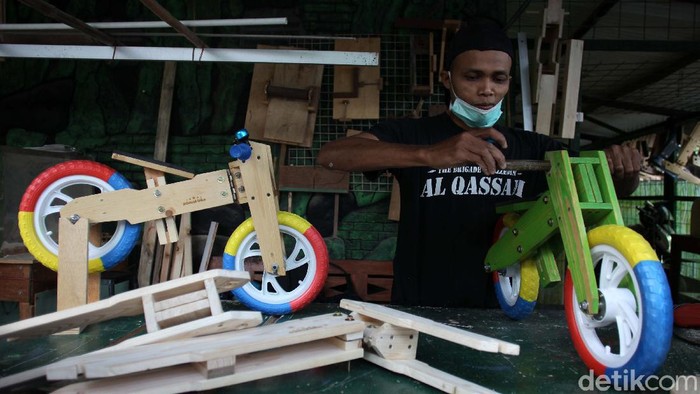 Nugroho (37) pengrajin sepeda keseimbangan (balance bike) merakit sepeda pesanan pelanggan. Sepeda berbahan dasar kayu ini banyak diminati.