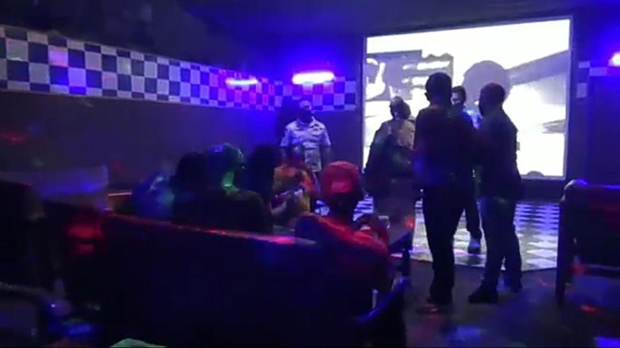 Sejumlah tempat karaoke di Tulungagung nekat buka di masa pandemi COVID-19. Mereka buka secara sembunyi-sembunyi.