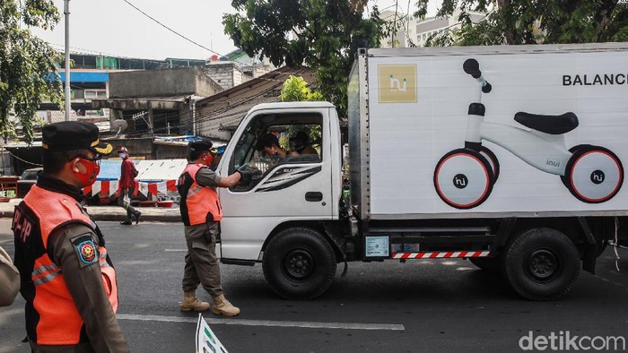 Petugas dari Satpol PP Kecamatan Tanah Abang menggelar razia masker di kawasan Pasar Tanah Abang, Jakarta. Razia ini dilakukan setiap hari.