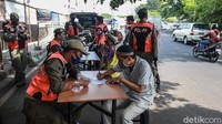 Warga yang terjaring razia kemudian didata.