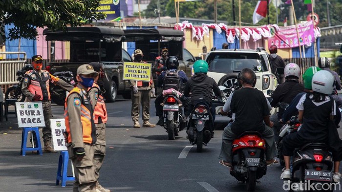 Tiada Hari Tanpa Razia Masker Petugas dari Satpol PP Kecamatan Tanah Abang menggelar razia masker di kawasan Pasar Tanah Abang, Jakarta. Razia ini dilakukan setiap hari.