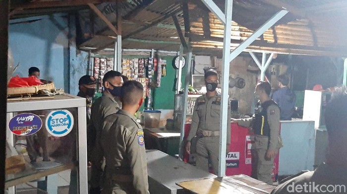 Tim Gugus Tugas bersama Satpol PP Bogor melakukan razia