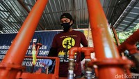 Program Tempat Olah Sampah Setempat (TOSS) adalah pengolahan limbah organik dari dedaunan, rerumputan dan pepohonan menjadi sumber energi dan ekonomi alternatif.